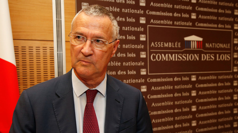 L'Elysée accuse Benalla d'avoir obtenu un passeport de service grâce à un faux (VIDEO)