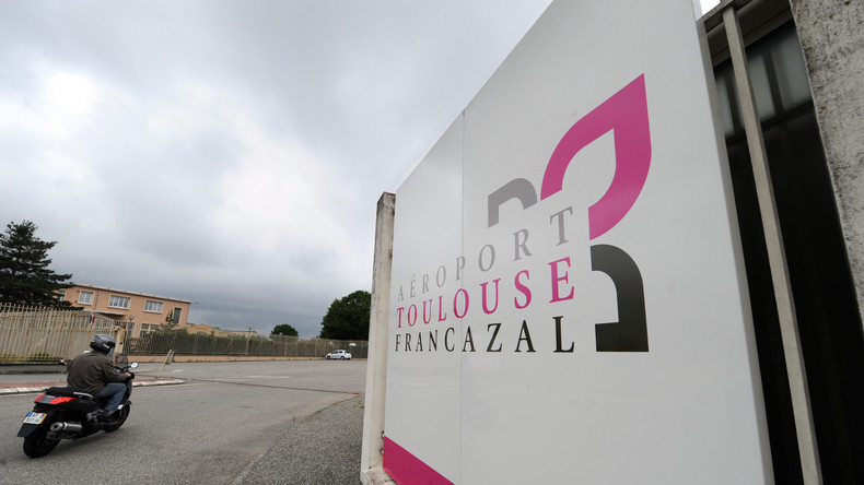 Toulouse : des Gilets jaunes manifestent avant le discours de Macron à la base de Francazal (IMAGES)
