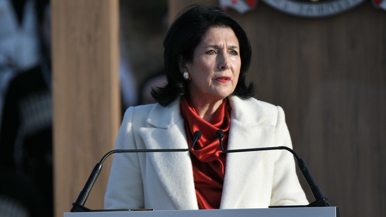 Ex-diplomate française, la présidente géorgienne préfère toucher sa retraite que son salaire