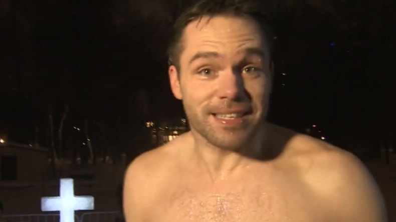 Théophanie en Russie : notre reporter a testé le bain dans l'eau glacée (VIDEO)