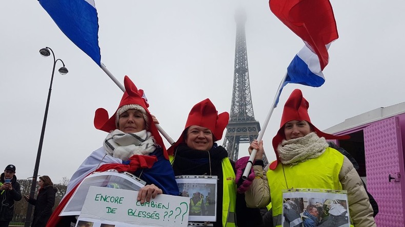 «Ne rien lâcher» : après l'acte 10, les femmes Gilets jaunes à nouveau dans la rue (VIDEOS)