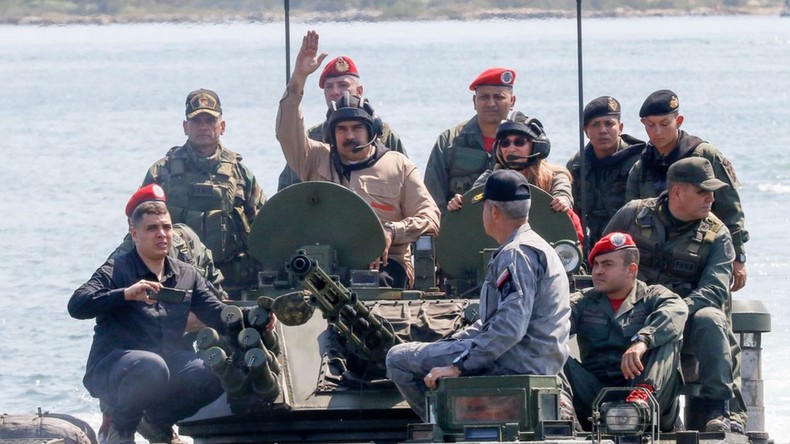 Venezuela : redoutant une intervention étrangère, Maduro apparaît au contact de ses troupes (VIDEOS)
