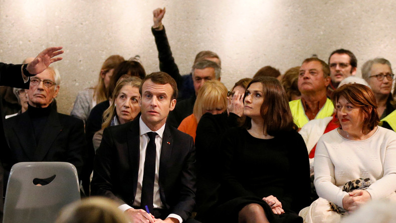 Gilets jaunes : Emmanuel Macron concède «marcher sur la glace»