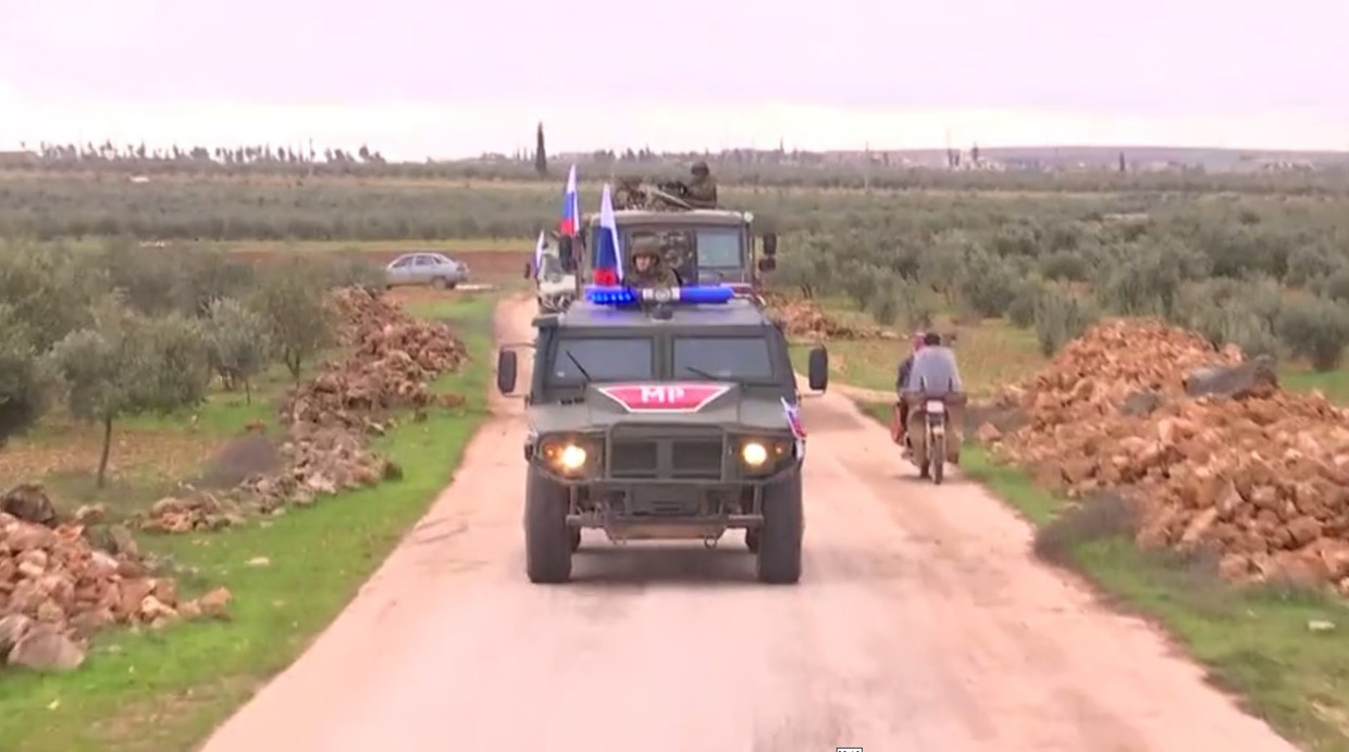 Syrie : après le retrait kurde, la police militaire russe patrouille dans les environs de Manbij 