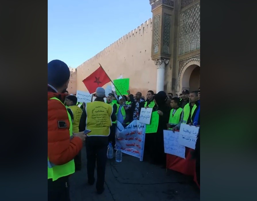 Maroc des centaines de commerçants en colère manifestent en gilet