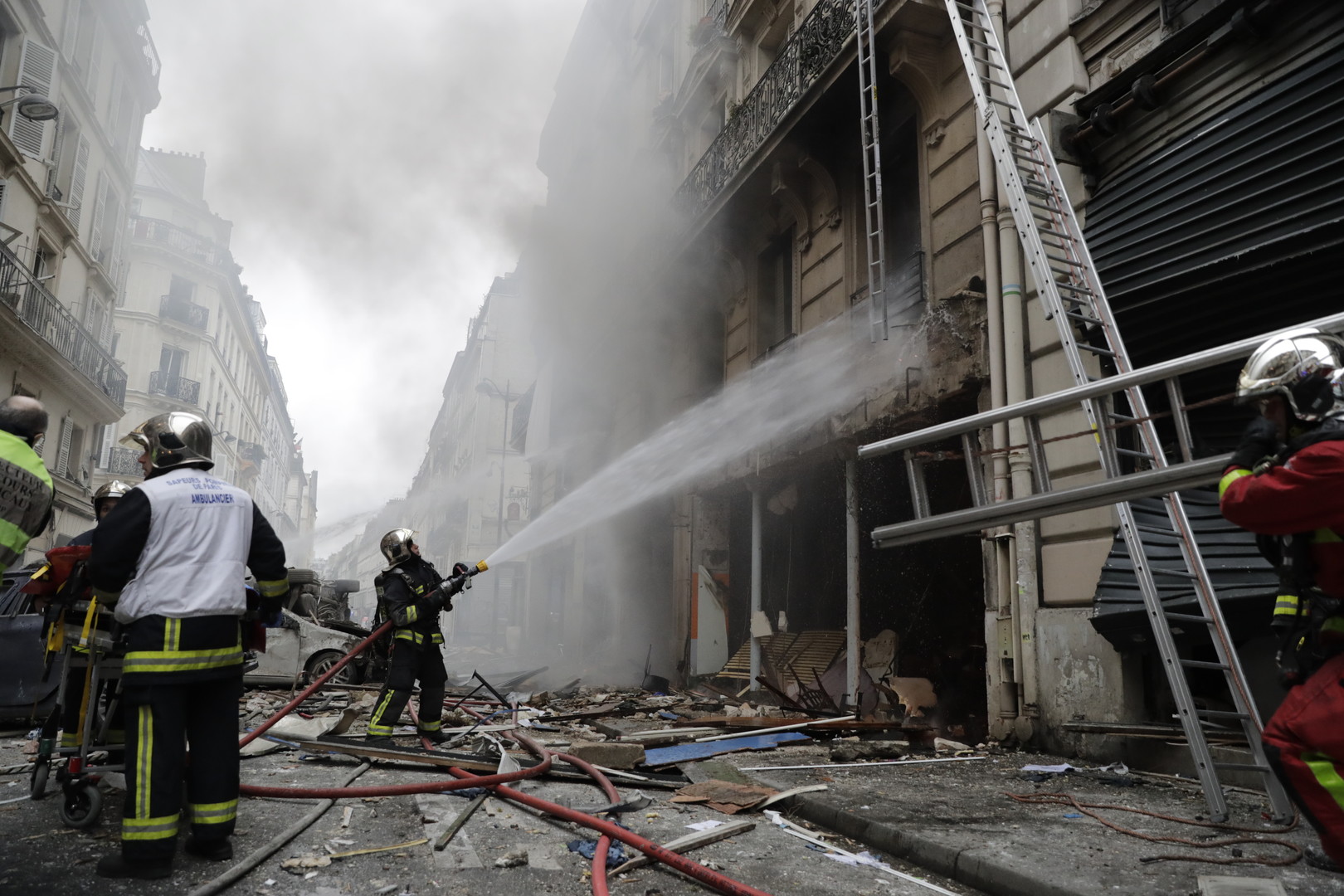 Paris : une forte explosion dans un immeuble du 9e arrondissement fait trois morts (IMAGES)