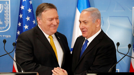 Le Premier ministre israélien Benjamin Netanyahou serre la main du secrétaire d'Etat américain Mike Pompeo lors d'une réunion au ministère de la Défense à Tel Aviv, en Israël, le 29 avril 2018. 