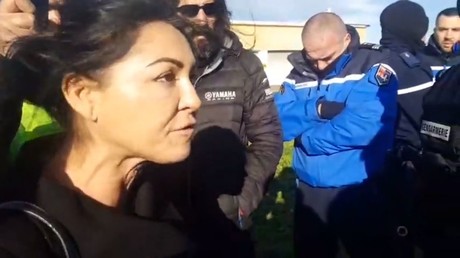 Avignon : une avocate empêche des gendarmes de démanteler un chapiteau de Gilets jaunes (VIDEO)
