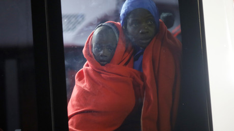 Une femme migrante et un enfant arrivés sur un bateau de sauvetage dans le port de Malaga, dans le sud de l'Espagne, le 3 janvier 2019 (image d'illustration). 