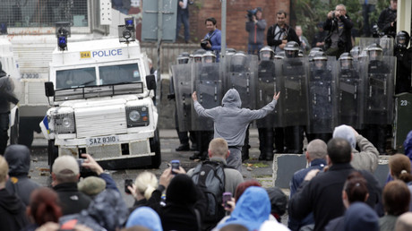 Des manifestants catholiques font face aux forces de l'ordre à Belfast, en juin 2012 (image d'illustration).