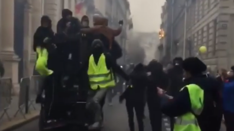 Des manifestants défoncent la porte du secrétariat d'Etat de Benjamin Griveaux (VIDEO CHOC)
