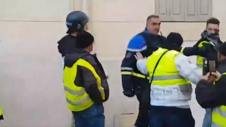 Des policiers encadrent une manifestation de Gilets jaunes à Paris le 5 janvier (images d'illustration).