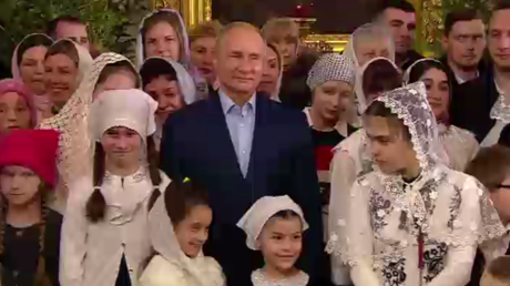 Vladimir Poutine se rend à l'office orthodoxe de Noël à Saint-Pétersbourg 