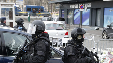 Des policiers patrouillent aux abords de l'Hyper Cacher de la porte de Vincennes à Paris en amont de la visite du Premier ministre israélien, 12 janvier 2015 (image d'illustration).