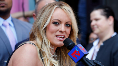Une actrice porno fait un direct en sous-vêtements pour affaiblir l'audience d'un discours de Trump