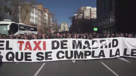 Les chauffeurs de taxi en colère manifestent à Madrid