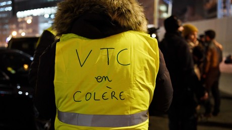 Des chauffeurs de VTC mènent une opération escargot à Paris (IMAGES)