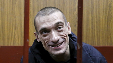 Incendie à la Banque de France : l'artiste russe Piotr Pavlensky dédie son procès au Marquis de Sade