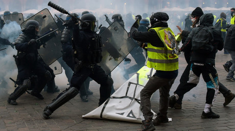 Toulouse : une Gilet jaune pacifiste s'interpose entre des manifestants et des policiers (VIDEO)