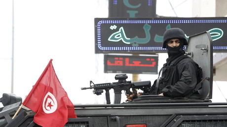 Un officier tunisien assure la sécurité dans la ville de Ben Guerdan, théâtre d'un attentat (image d'illustration). 