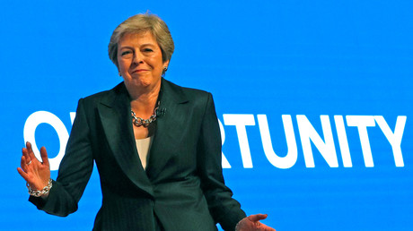 Le Premier ministre britannique danse sur Dancing queen de Abba lors de son entrée en scène à Birmingham pour une conférence du parti conservateur, octobre 2018 (image d'illustration).