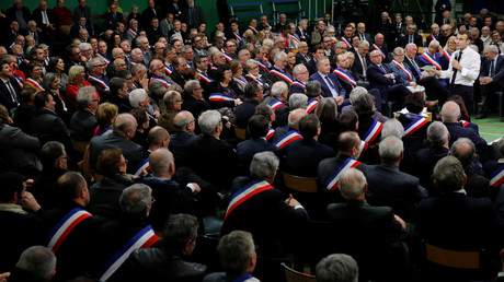 Emmanuel Macron s'exprime lors d'une réunion devant des maires dans le cadre du lancement du Grand débat national, à Grand Bourgtheroulde, en Normandie, le 15 janvier 2019. (image d'illustration)