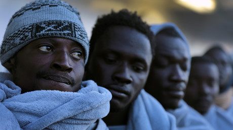 Des migrants à bord d'un bateau dans le port italien d'Augusta, le 2 avril 2017 (image d'illustration). 
