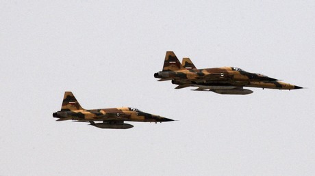 Des avions de guerre iraniens participent à un défilé militaire à Téhéran en septembre 2009 (image d'illustration).