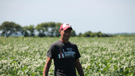 Le 6 juillet 2018, le fermier Terry Davidson traverse ses champs de soja à Harvard, dans l'Illinois, le jour même où la Chine a imposé des droits de douane visant le soja importé des Etats-Unis.