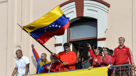 Le président Nicolas Maduro brandit un drapeau vénézuélien à Caracas, le 23 janvier.