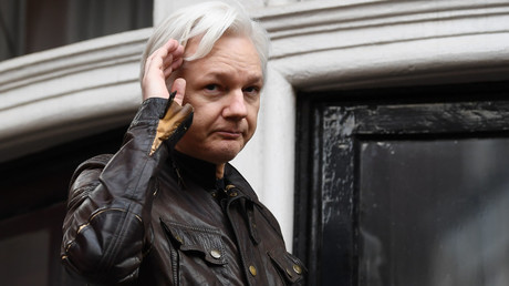 Le lanceur d'alerte Julian Assange depuis le balcon de l'ambassade de l'Equateur à Londres, le 19 mai 2017.
