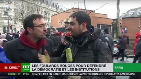 Des journalistes de RT France pris à partie lors de la manifestation des Foulards rouges (VIDEO)