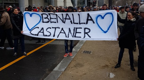 Foulards rouges : des Gilets jaunes déroulent des banderoles pour railler la manifestation (IMAGES)