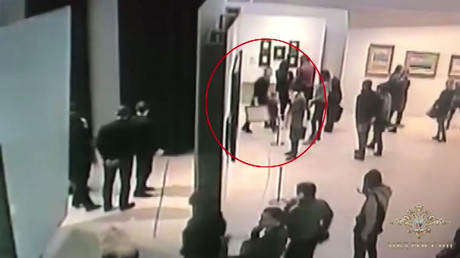 Moscou : un homme subtilise un tableau en toute tranquillité à la galerie Tretiakov (VIDEO)