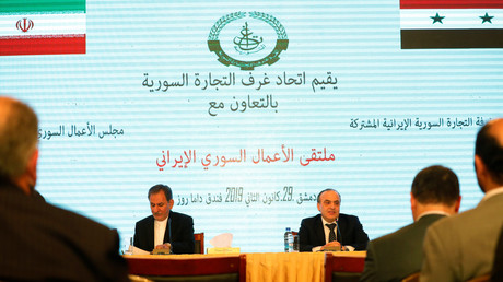 
Le vice-président iranien Eshaq Jahangiri (à gauche) et le Premier ministre syrien Imad Khamis participent à un forum d'affaires irano-syrien à Damas, en Syrie, le 29 janvier 2019