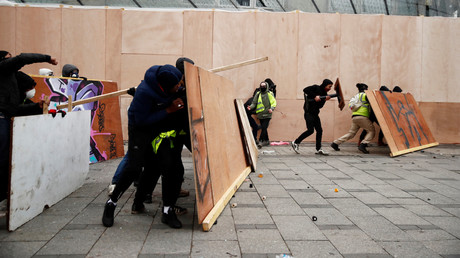«Tolérance zéro contre les violences» : Castaner défend la loi anticasseurs