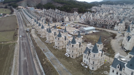 Des centaines de châteaux à la Disney abandonnés au milieu de la Turquie
