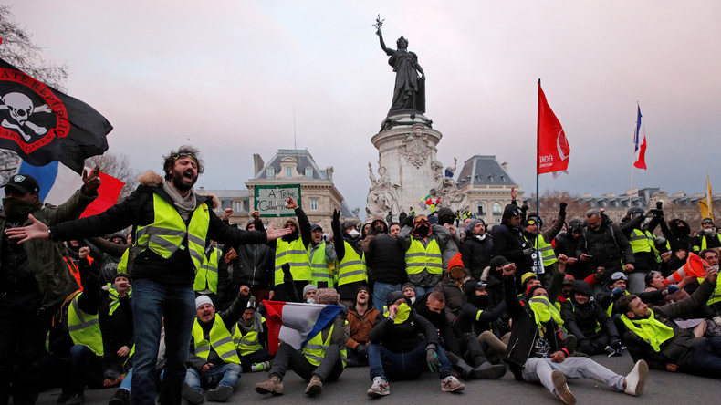 Tensions avec les forces de l'ordre, drapeau de l'UE brûlé : l'acte 12 des Gilets jaunes en images