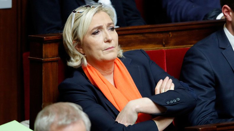 «Enfermement», «paranoïa» et «complotisme» : Le Pen charge Macron (VIDEO)