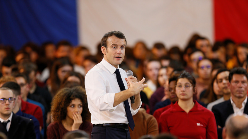 Macron déconseille de devenir élu de la République aux jeunes qui veulent bien gagner leur vie