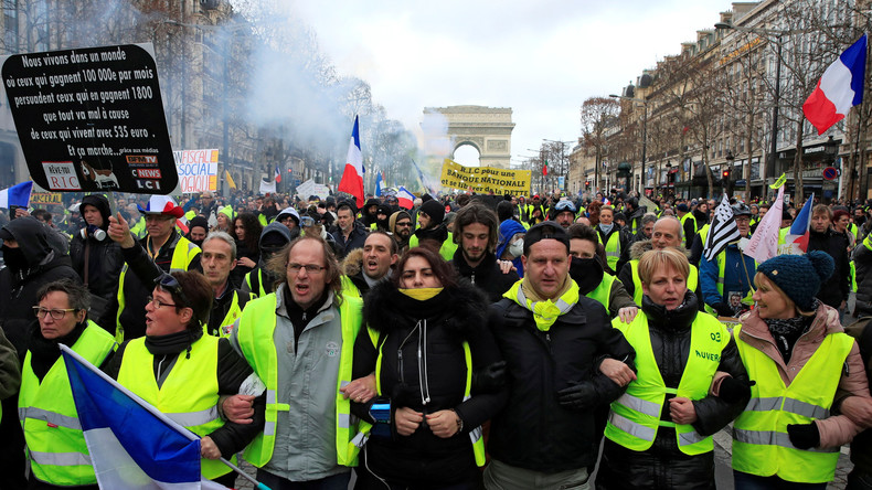 Paroles de Gilets jaunes lors de l'acte 13 : «On veut vivre pas survivre !» (VIDEOS)