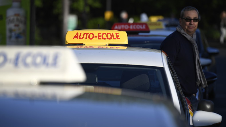 Les auto-écoles en opération escargot en France contre l'«ubérisation» de la profession