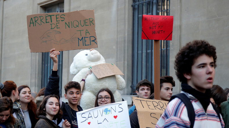 Des jeunes bloquent un ministère pour leur première grève pour le climat (PHOTOS)