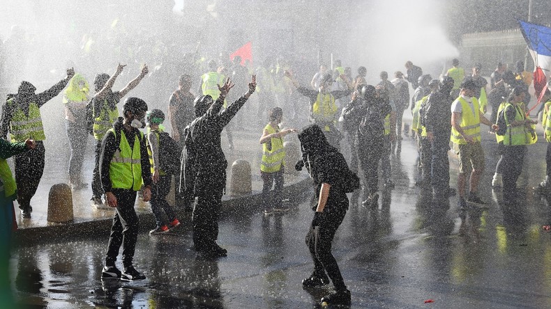 Montpellier : des Gilets jaunes s'interposent pour protéger un McDonalds contre des casseurs (VIDEO)