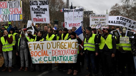 Des Gilets jaunes défilent le 26 janvier 2019 à Paris (image d'illustration).