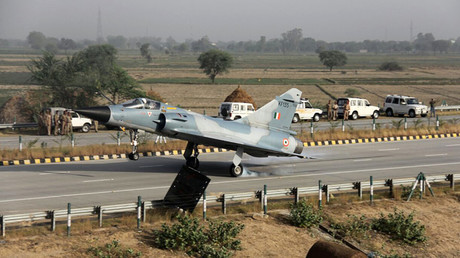 Inde : un Mirage 2000 s'écrase au décollage tuant les deux pilotes (VIDEOS)