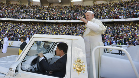 A Abou Dhabi, le pape François célèbre une messe devant 120 000 fidèles