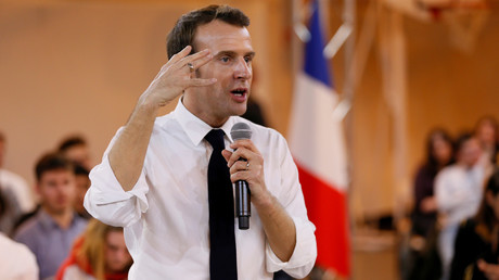 Le président français Emmanuel Macron assiste à une réunion avec des jeunes dans le cadre du Grand débat national à Etang-sur-Arroux, en Bourgogne, le 7 février 2019. 