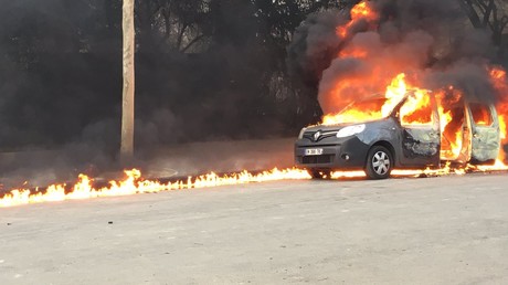 Un véhicule Vigipirate de l'opération Sentinelle incendié à Paris lors de l'acte 13 (VIDEO)