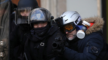 Un policier équipé d'un lanceur de balle de défense le 2 février à Paris (image d'illustration).